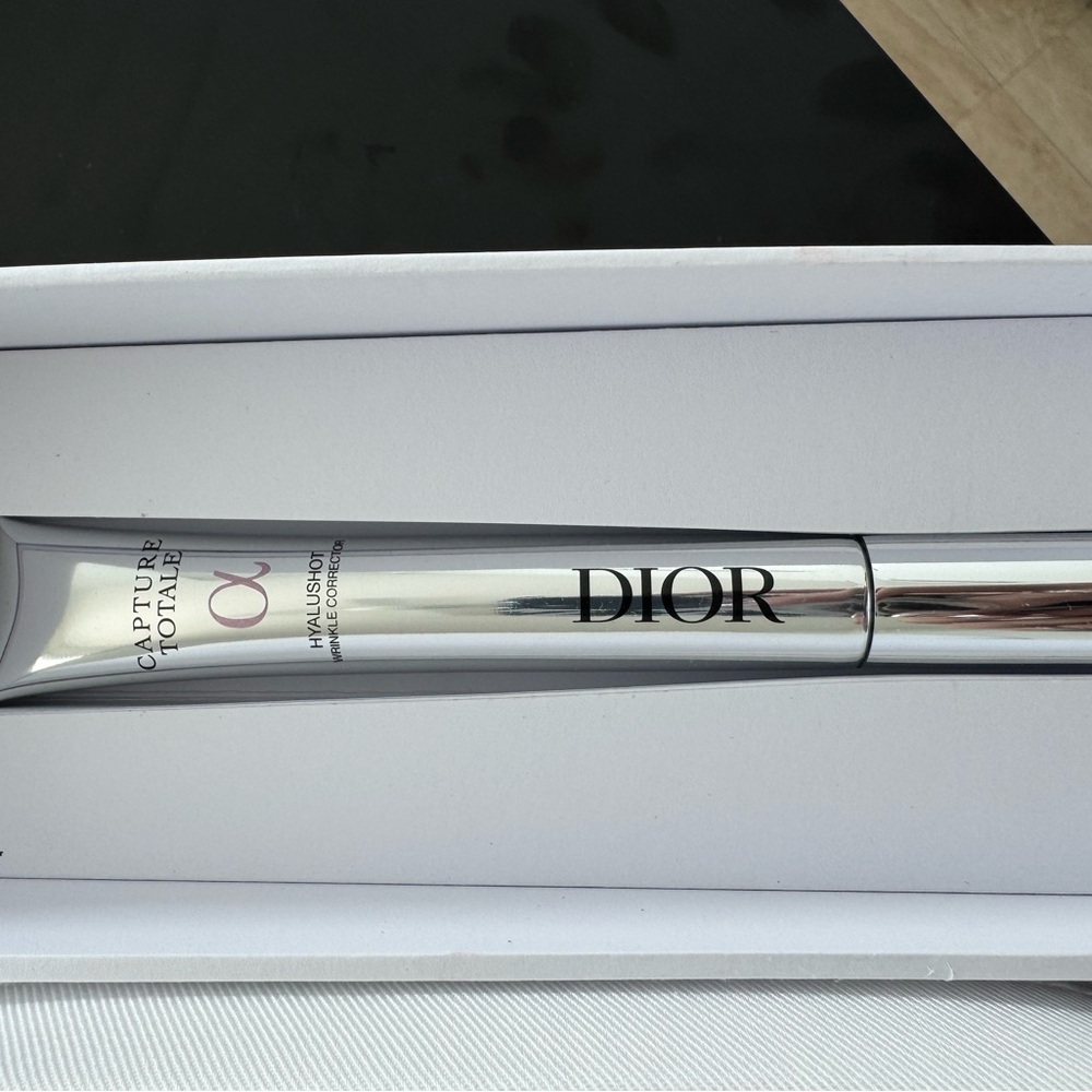 Dior Cosmetic Bag and Capture Total Hyalushot wrinkle corrector - Picture 4 of 5